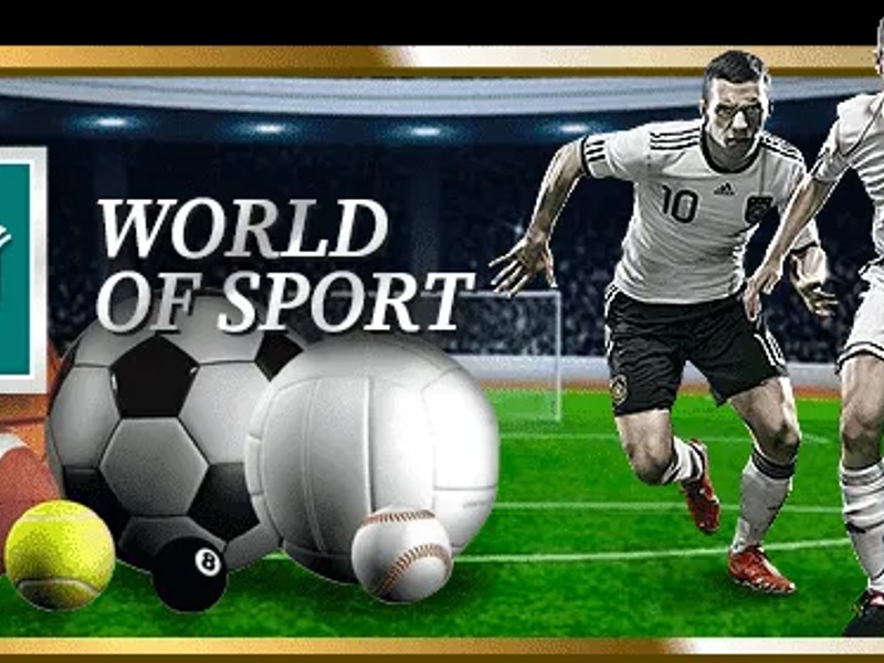 Vận động viên tennis thực hiện cú giao bóng mạnh mẽ